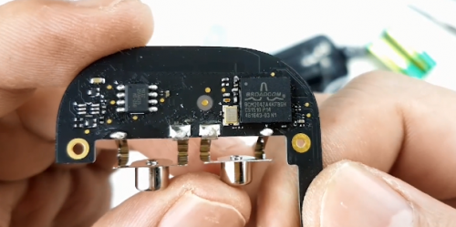设计巧妙的苹果第一代触控鼠标拆解：一起看内部结构，显微镜下观察芯片
