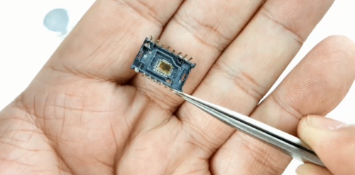 设计巧妙的苹果第一代触控鼠标拆解：一起看内部结构，显微镜下观察芯片